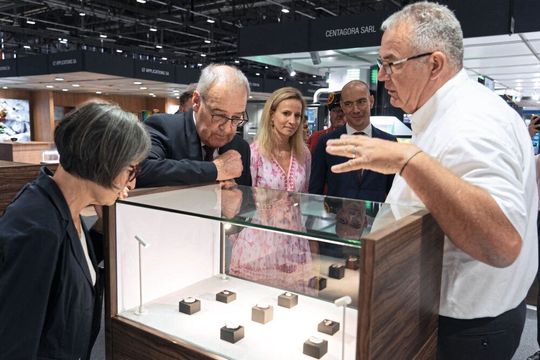 En visite officielle, le Président de la Confédération Guy Parmelin et la Conseillère d'État Delphine Bachmann ont tenu à saluer l'excellence et l'importance des industries de haute précision.(Source :  EPHJ)