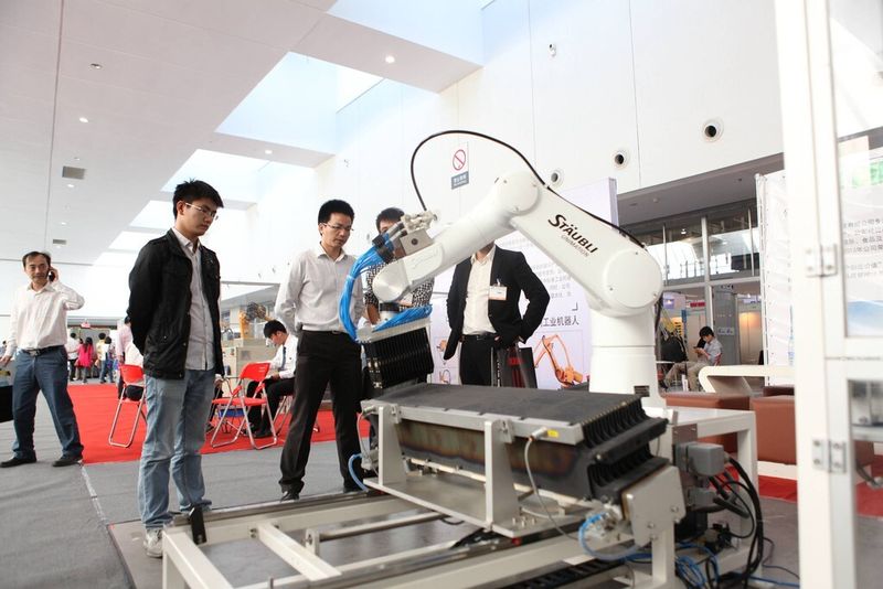 Forscher zeigten auf der Messe, was mit Robotern alles möglich ist. (Bild: AMB China)