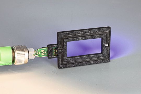 In einem Rutsch! Experten am Fraunhofer-IPA ist es nun gelungen, Sensoren und andere elektronische Systeme in einem Arbeitsgang additiv zu fertigen. Der Schlüssel für den Erfolg sind elektrisch leitfähige Kunststoffe. Hier mehr dazu.(Bild:  Frauhofer-IPA / R. Bez)