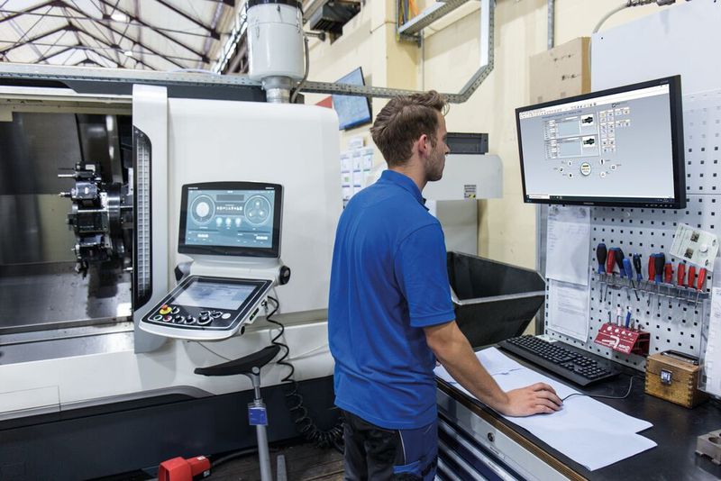 Digitale Information, da wo sie gebraucht wird – PC Info-Terminals mit der Coscom Infopoint Software sorgen für die Technologiedatenvisualisierung an den Informations-Hotspots direkt an den Maschinen. Dadurch konnte das gesamte Know-how der Fertigung bei Vetec digitalisiert werden – von der Arbeitsvorbereitung bis an die Maschinen. Die Infopoints dienen auch als schichtübergreifendes Informationstool, Message-Boxen in der Software ermöglichen den Informationsaustausch bei zeitversetztem Arbeiten. (Bild: Vetec Ventiltechnik GmbH)