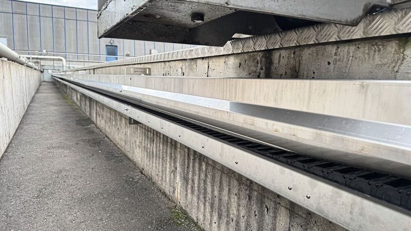 Die Edelstahl-Einhausung ist ein wesentlicher Bestandteil des basic flizz-Systems. Sie schützt die Energiekette und die eingesetzten chainflex Leitungen zuverlässig vor Feuchtigkeit, Korrosion, UV-Strahlung und winterlicher Belastung durch Eis und Schnee. (Bild: igus)