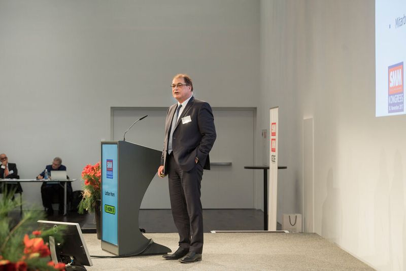 Lothar Horn, Geschäftsführer Paul Horn GmbH, zeigte auf mit welche Herausforderungen sich die Paul Horn GmbH bis 2025 zu stellen hat. (Thomas Entzeroth)