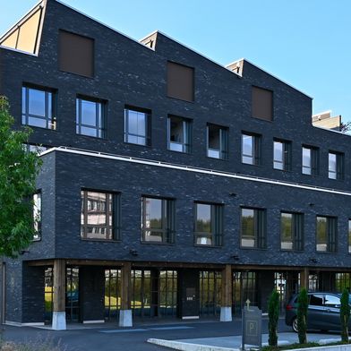 Industrielles Flair mit britischer Note: Mehr als 1.000 Glaselemente mit schlanken Stahlprofilen von 
Forster unterstreichen den offenen Charakter des Luzerner Business Hubs „Im Dock“.  
 (Bild: Huber Kontech AG)