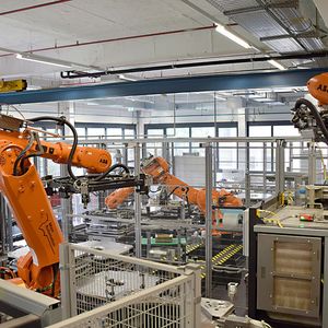 Höchstleistung auf engstem Raum – zwei IRB 6640 und ein IRB 6650S als Handling-Spezialisten beim Kleben von Permanentmagneten in der Rotorenfertigung.