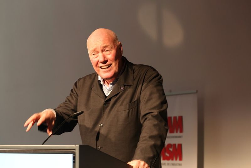 Jean-Claude Biver hat das Publikum mit seinen Ausführungen sogleich in den Bann gezogen. (Bild: Matthias Böhm)