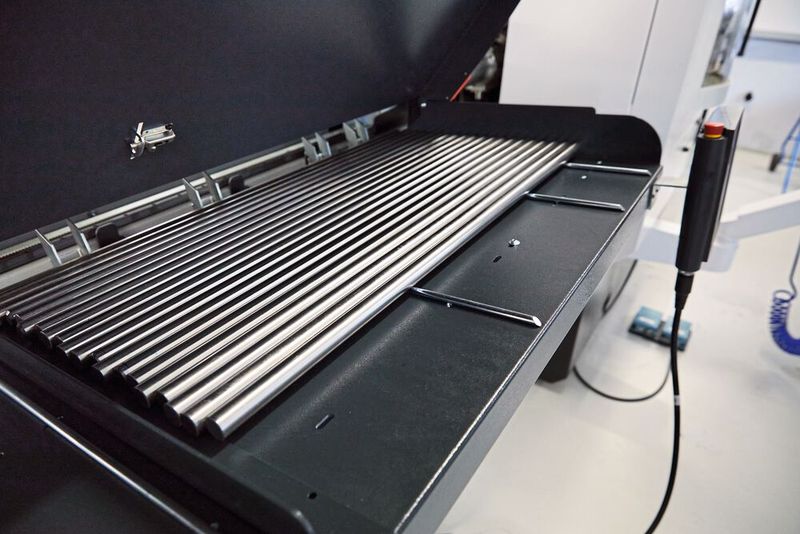 Tschida kann dank Vollautomatisierung (im Bild: ein Stangenlader) auch in mannlosen Geisterschichten fertigen. (Bild: Starrag/Ralf Baumgarten)