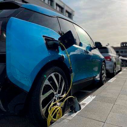 In die Bordsteine ist eine Typ-2-Steckdose für Wechselstrom integriert.(Bild:  Rheinmetall)