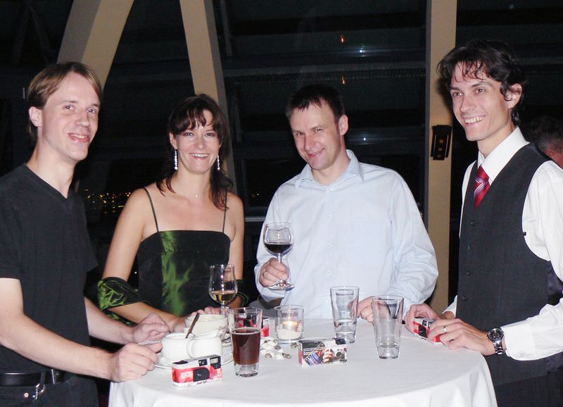 Dana Barthel und Frank Wagner (Mitte) freuen sich über die gelungene »Geburtstagsfeier«. (Archiv: Vogel Business Media)