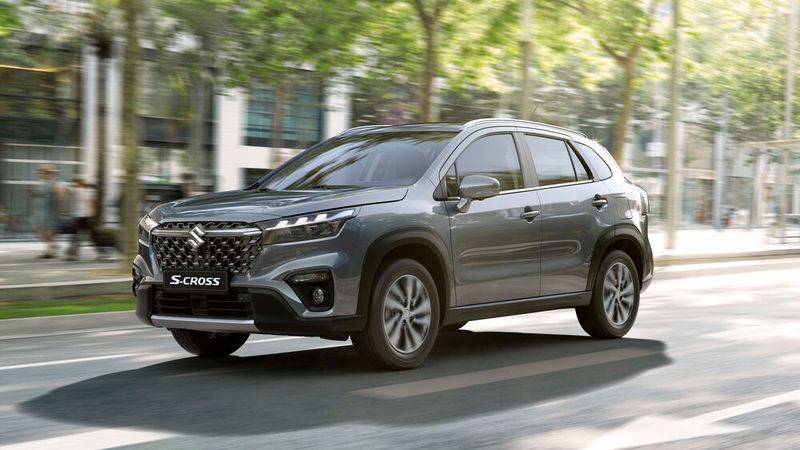 An der Front gibt es einen großen Kühlergrill, der in eine hohe, flache Motorhaube übergeht. (Bild: Suzuki)