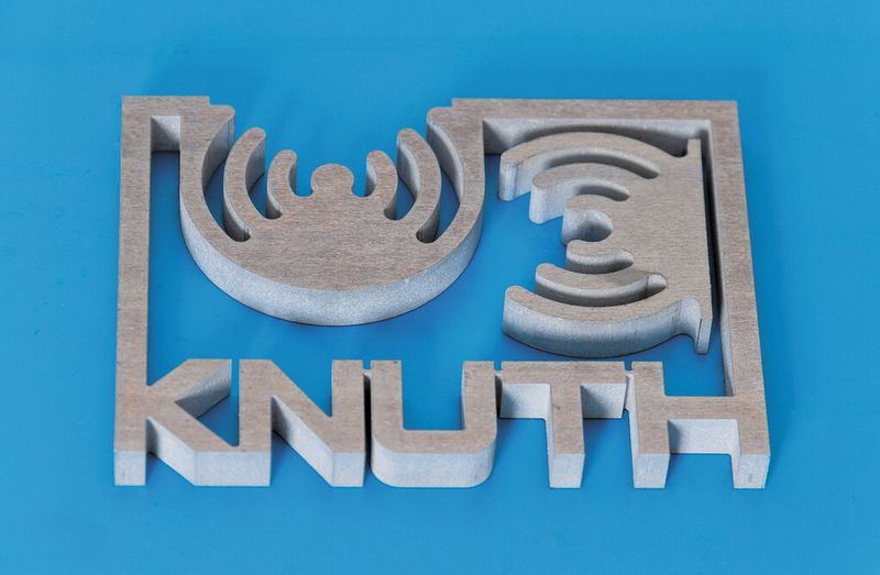 Mit dem Wasserstrahl geschnittenes Musterteil (zweiteilig) aus 10 mm dickem Aluminiumblech, Blechunterseite gebeizt (erscheint dunkler): rechts oben: Einsetzteil in gleicher Blechlage in den Rahmen eingedrückt; rechts unten: Einsetzteil eingedrückt mit der Blechunterseite nach oben. (Knuth)