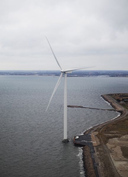 Basis der neuen Windturbine SWT-4.0-130 ist die SWT-3.6, die schon länger im Einsatz ist - hier eine SWT-3.6-120 nahe dem Kraftwerk Avedøreværket von Dong-Energy in Kopenhagen. (Bild: Siemens)