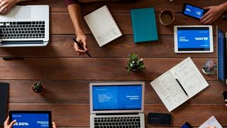 KI-Anwendungen stoßen regelmäßig auf Widerstände in Unternehmen. Um diese abzubauen, sollten Mitarbeiter so früh wie möglich in KI-Projekte integriert werden. (gemeinfrei // Unsplash)