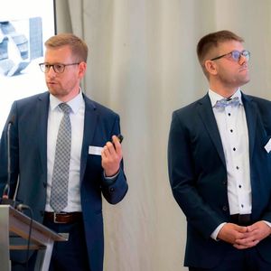 Natur als Vorbild, 3D-Webtechnik als Schlüssel: Für ihre Arbeit an faltbaren Flugzeugflügeln haben Patrick Meyer (l.) und Michael Vorhof den Peter-Dornier-Stiftungspreis 2025 erhalten.(Bild:  Dornier)