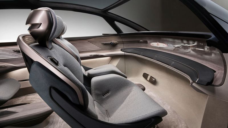 Informationen werden auf das Holz projiziert. (Bild: Audi)