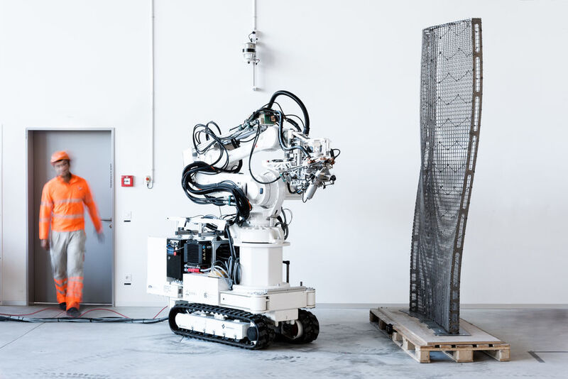 Der zwei Meter große Bauroboter  und der Prototyp einer doppelgekrümmten „Mesh Mould“-Wand im Robotic Fabrication Laboratory der ETH Zü-
rich.  (NCCR Digital Fabrication, 2017)