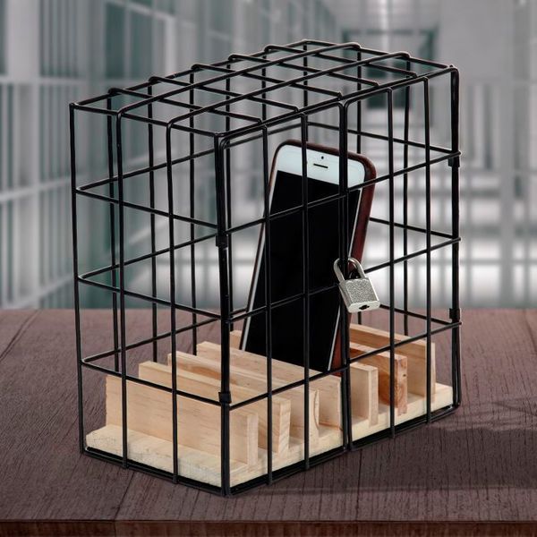 In Zeiten von Social Distance greift man öfter mal zum Smartphone ... vielleicht auch zu oft. Das Handy-Gefängnis ist für Menschen, die ihren Umgang mit dem Handy ein wenig übertreiben und ständig mit dem Ding herumspielen. Mit diesem praktischen Gadget kann für ein wenig Ruhe gesorgt werden! Bei Monsterzeug.de kostet das Gefängnis 12,95 Euro. (Bild: Monsterzeug.de)