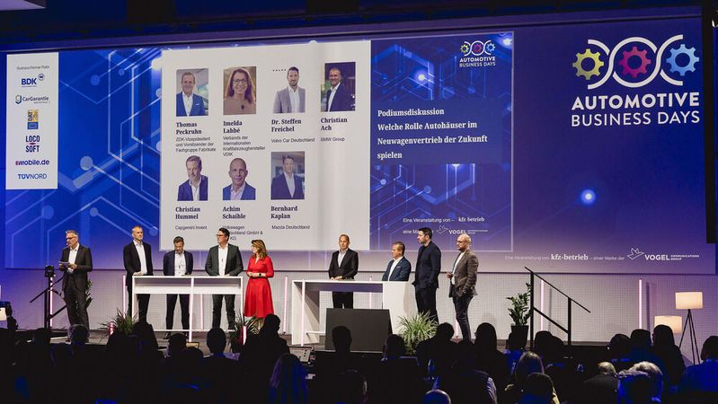 Der Vertrieb der Zukunft war das Thema einer hochkarätig besetzten Podiumsdiskussion auf den Automotive Business Days 2025 von »kfz-betrieb«.(Stefan Bausewein)