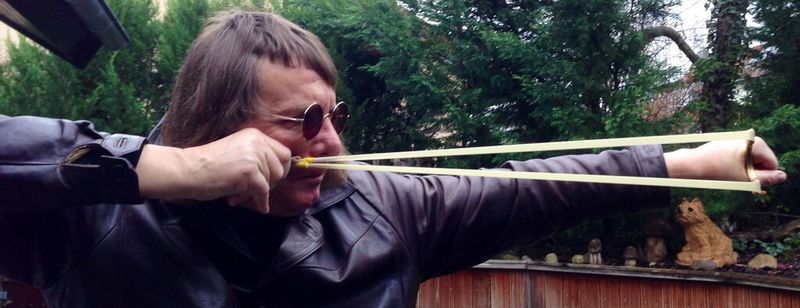 Mit der hier abgebildeten Technik trifft die Pauli-Schleuder auf 10 bis 12 m reproduzierbar einen „Wiener Philharmoniker“ und mit viel Übung eine Kugel mit 15 mm Durchmesser. (Bild: KIT)