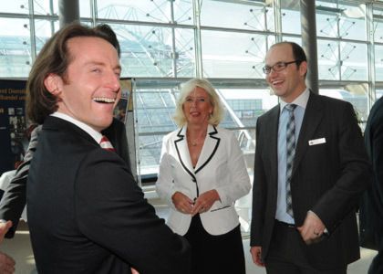 Die Santander Consumer Bank unterstützt den Vertriebs Award, der seit 2003 auf der AMI verliehen wird, von Anfang an. Tatkräftig unterstützen wie immer (v.li.) Thomas Hanswillemenke, Marion Johl und Sönke Roggenbuck.  (Archiv: Vogel Business Media)