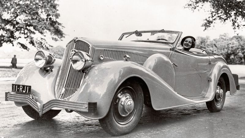 Einen Sonderweg im Automobilbau geht Peugeot ab 1933 mit dem „Coupé/Cabrio Metallique“ – so die etwas sperrige offizielle Bezeichnung – für die sich inoffiziell der Name „Eclipse“, was soviel wie Überdeckung heißt, einbürgert. Es handelt sich um das weltweit (fast) erste Automobil, das wahlweise Coupé und Cabriolet ist, weil sich das Stahldach je nach Ausführung elektrisch oder manuell im Kofferraum versenken lässt. (Peugeot)