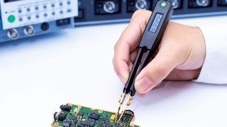 Das Handheld-LCR Meter LCR Elite2 ist ein erweitertes Modell mit hoher Genauigkeit und Überspannungsschutz. Die Aegis-Technologie sorgt für eine automatische Trennung der Überspannung vom LCR-Meter und gewährleistet einen Überspannungsschutz bis bis ±48 VDC (oder ±34 VAC) zwischen den Testspitzen.  (Meilhaus/LCR Research)