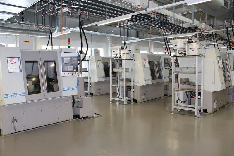 Insgesamt stehen 23 Verzahnmaschinen von Monnier + Zahner in der blitzsauberen Produktionshalle. Auf ihnen lassen sich Zahn- und Schneckenräder, Schnecken und Gewinde zerspanen. (Fanuc)