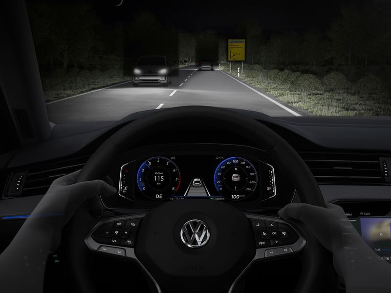 Bei den Assistenzsystemen sticht der „Travel Assist“ heraus. Er bündelt beispielsweise Adaptive Cruise Control (ACC) und Lane Assist, wodurch das Auto bis zu einer Geschwindigkeit von 210 km/h selbstständig lenken und bremsen kann. (VW)