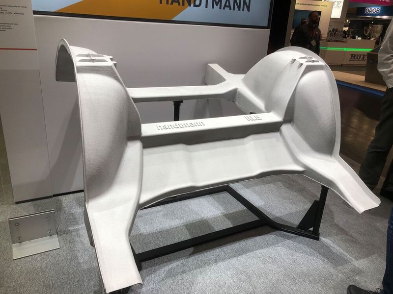Auch Mega-Casting war Thema am Stand von Handtmann: Zusammen mit dem Partner RLE wurde ein konventioneller Heckunterboden aus Blech in eine topologieoptimierte Druckgusslösung umgestaltet. Aus einst 96 Einzelteilen wurde ein Mega-Casting-Bauteil, das zudem 10 kg Gewicht zum Vorgänger einspart. (Bild: VCG/J. Pfeiffer)