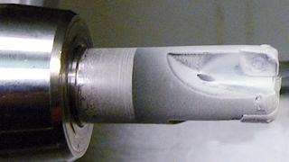 Bild 1: Blick aus ein Fräswerkzeug nach der Bearbeitung mit Kohlendioxid als Kühlmittel. (Bild: Hamuel)