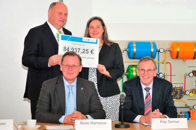 Sozialministerin Heike Werner hatte einen Zuschuss aus dem ABBA-Projekt mitgebracht. (Büttner/kfz-betrieb)