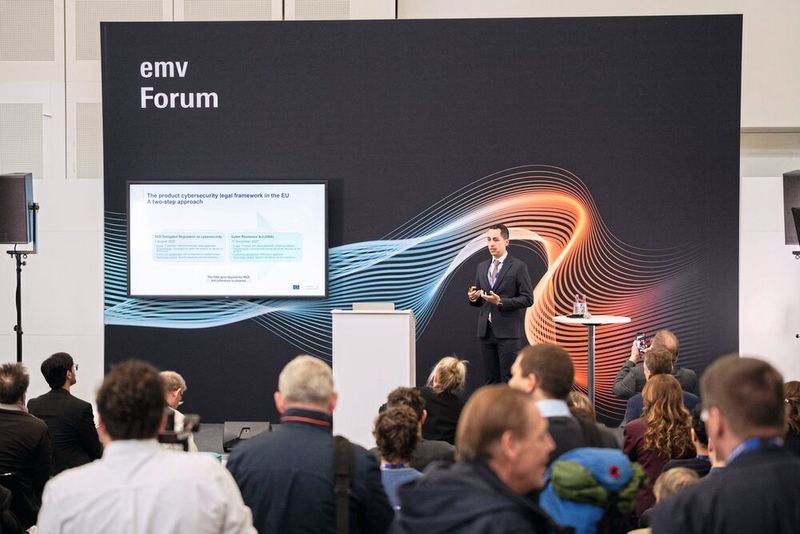 Die EMV, internationale Expo & Conference für elektromagnetische Verträglichkeit, wird vom 24. bis 26. März 2026 wieder zur zentralen Wissens- und Präsentationsplattform. (Bild: Copyright: Mesago / Mathias Kutt)