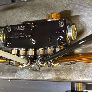 Kühlen Kopf bewahren. Rechts die Werkzeughalter mit integrierter Innenkühlung, oben der Kühlschmierstoffverteiler mit den entsprechenden Zuleitungen. Selbst die Maschinenbrände gehören seit dem Einsatz der Utilis-Werkzeuge der Vergangenheit an. (Bild:  Utilis)