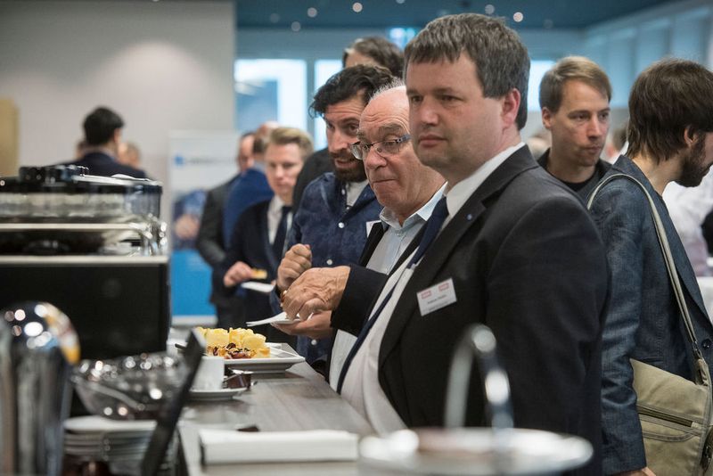 Der Kongress und die Tischmesse im Foyer boten einen angenehmen Rahmen für Gespräche und das Networking. (Thomas Entzeroth)