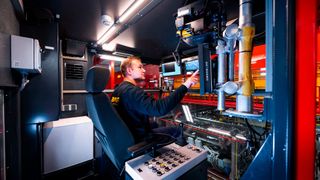 Der kabinengesteuerte Coil-Kran steuert Positionen punktgenau an.  (Bild: BANG Kransysteme GmbH & Co.KG / Chris Gonz )