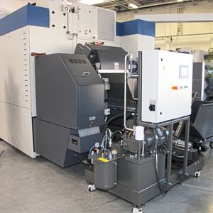 Brikettierpressen wie die RUF 4 eignen sich perfekt für den direkten Anbau an Bearbeitungszentren unterschiedlichster Bauart. Damit werden Späne insbesondere bei vollautomatisierten Fertigungsanlagen nicht mehr zum Problem.(Bild:  RUF Maschinenbau GmbH & Co. KG)