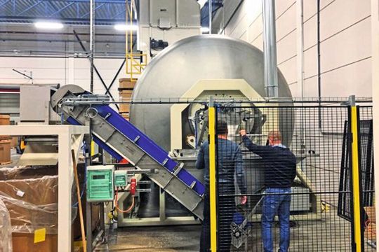In diesem Mischer können 25.000 Liter, in diesem Fall 12 Tonnen oder über eine Milliarde Spinatsamen gemischt werden. In diesem Mischer können 25.000 Liter, in diesem Fall 12 Tonnen oder über eine Milliarde Spinatsamen gemischt werden.