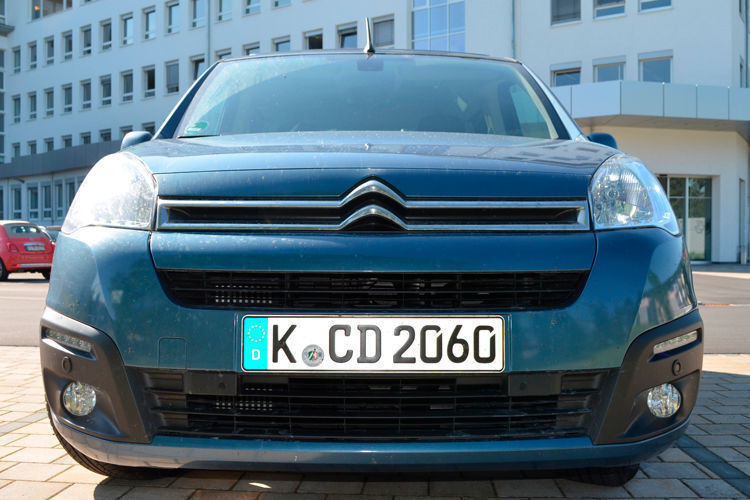 Die Front des Berlingo hat Citroën beim letzten Facelift überarbeitet, unter anderem fallen die neuen Tagfahrlichter auf. (Seyerlein / »kfz-betrieb«)