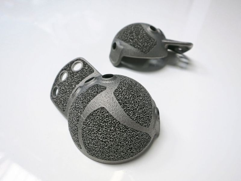 ... oder auch dieses Hüftimplantat aus Titan werden am Protolabs-Standort Eschenlohe gefertigt, wo man sich auf Metall-3D-Druck spezialisiert hat. (Bild: Schäfer / Devicemed)