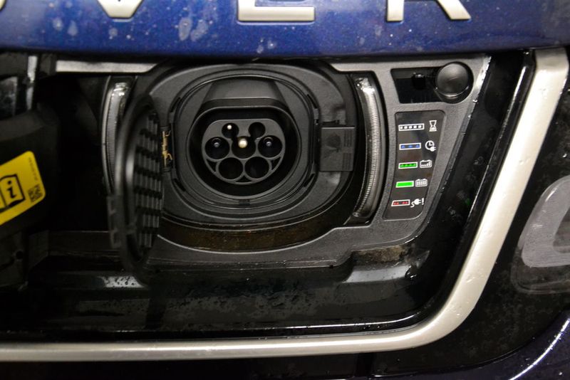 Die Steckdose befindet sich hinter dem Land-Rover-Logo am Kühlergrill. (Michel / »kfz-betrieb«)