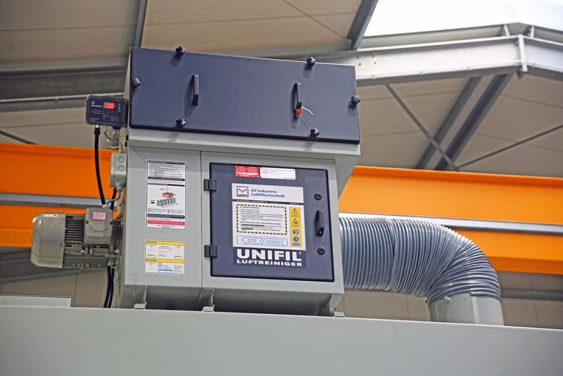 Filtereinheiten auf jeder Seite der Maschine sorgen für saubere Luft. (Bild: Klaus Vollrath)