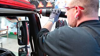 Das eigens für die Nutzfahrzeug-Verglasung konzipierte Sikaflex-271 PowerCure hat laut Hersteller eine Offenzeit von zehn Minuten – und bietet damit ausreichend Zeit um großflächige Scheiben zu positionieren.  (Sika)