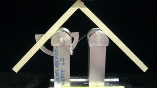 Kunststoffwinkel in L-Form eingespannt in der modifizierten Universal-Prüfmaschine. (Bild: TÜV Süd)