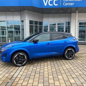 Das Außendesign des aufgefrischten Nissan Qashqai ist dank des der schlanken Scheinwerfer schnittig. Er stellt eher einen Crossover dar als ein echtes SUV, was sich auch am Platzangebot im Innenraum bemerkbar macht.(Bild:  Kuhn – VCG)