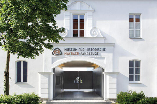 Standesgemäßes Domizil: Das Maybach-Museum in Neumarkt i.d. Oberpfalz wurde erst 2009 eröffnet und beherbergt 16 historische Luxurkarossen der Edelmarke. (Maybach)