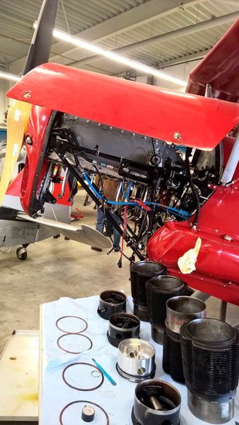 Hier wird derzeit im Quax Hangar der Motor wieder auf Vordermann gebracht, damit auch dieses Flugzeug wieder abheben kann. (S.Häuslein/konstruktionspraxis)