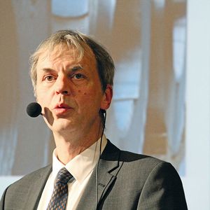 „Der Prozess unterliegt vielen Einflussfaktoren und ist schwer zu beherrschen“, erläutert Dr. Kai-Friedrich Karhausen von Hydro Aluminium Rolled Products zum Warmwalzplattieren von Aluminium.(Bild:  Itasse)