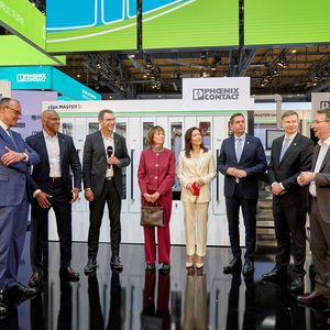 Am Stand von Phoenix Contact wurde der Bundeskanzler begrüßt von CEO Dirk Görlitzer, COO Ulrich Leidecker sowie dem Geschäftsführer der brasilianischen Tochtergesellschaft, Cesar Almeida. Görlitzer hob die Fertigung in Deutschland als zentralen Eckpfeiler der Unternehmensstrategie hervor. Dafür sei die Wettbewerbsfähigkeit des Wirtschaftsstandortes jedoch eine unabdingbare Voraussetzung. (Bild:  Phoenix Contact)