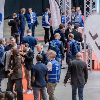 In der kreisrunden, denkmalgeschützten Dortmunder Westfalenhalle zogen das Test Camp Intralogistik und der parallel stattfindende Deutsche Materialfluss-Kongress am 15. und 16. April zahlreiche Besucherinnen und Besucher an. (Bild: Test Camp Intralogistics/Dirk Bannert)