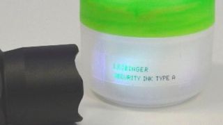 Unter UV-Licht leuchtet die Sicherheitstinte grünlich. Bleibt sie schwarz, handelt es sich um eine Fälschung. (Leibinger)