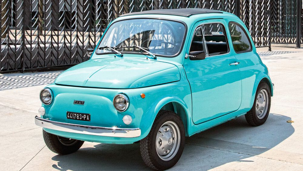 Fiat 500 Mit Zwei Reifen In Der Mitte Neuer Reifen für den Kultoldie Fiat 500